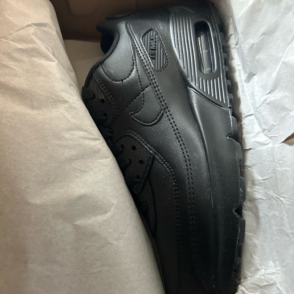 Black nike airmax. Size 6.5youth which also fits 8 womens. - Picture 2 of 3